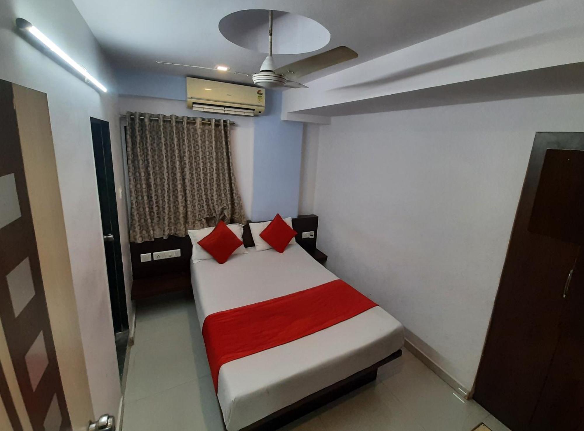 Hotel Royal Night Ahmedabad Exterior photo