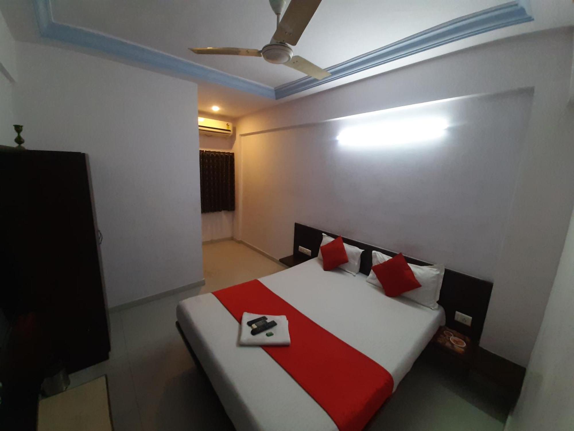 Hotel Royal Night Ahmedabad Exterior photo