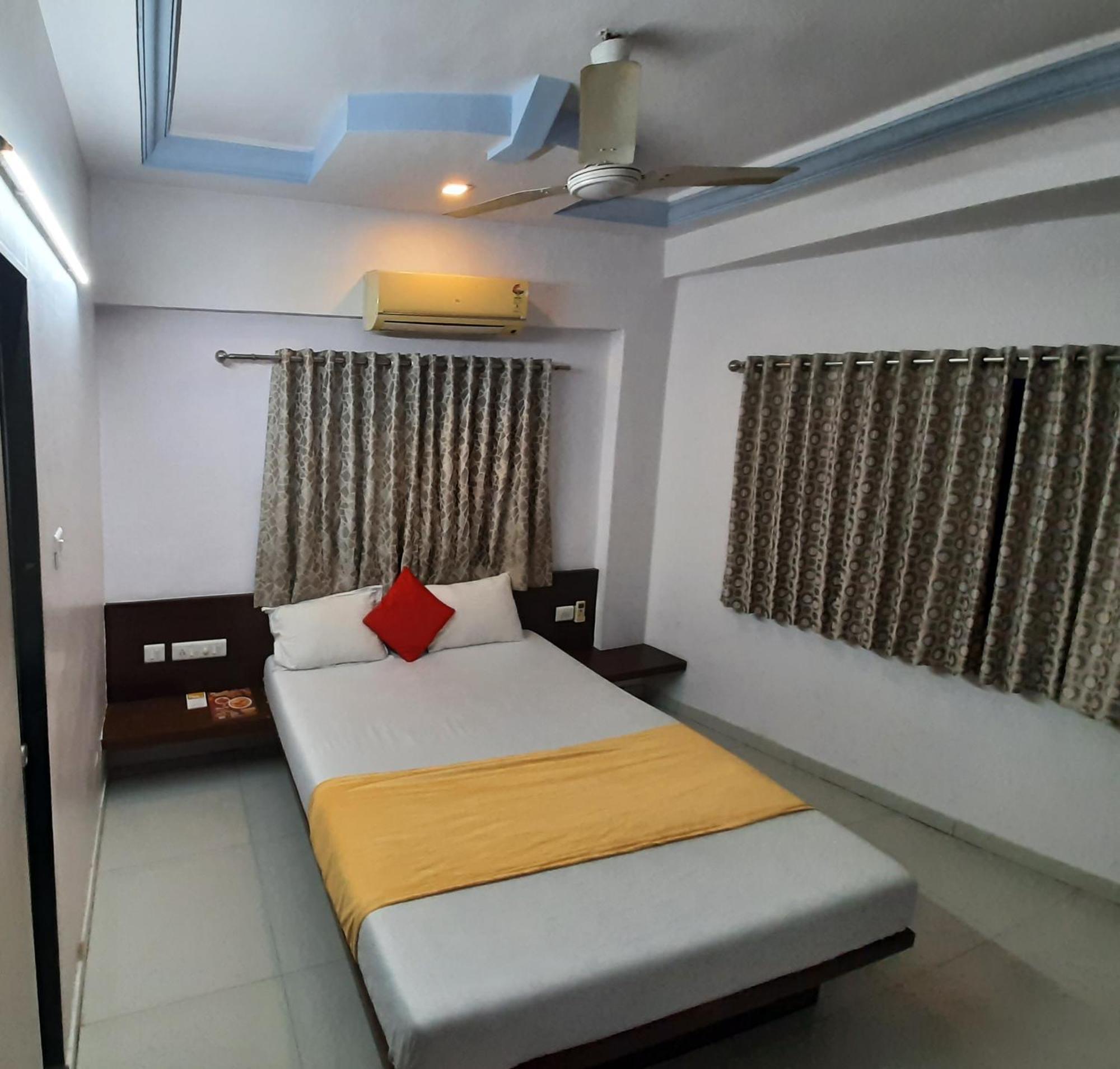 Hotel Royal Night Ahmedabad Exterior photo